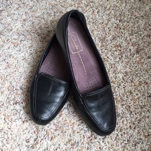 EUC Clark’s Timeless Black Loafer
